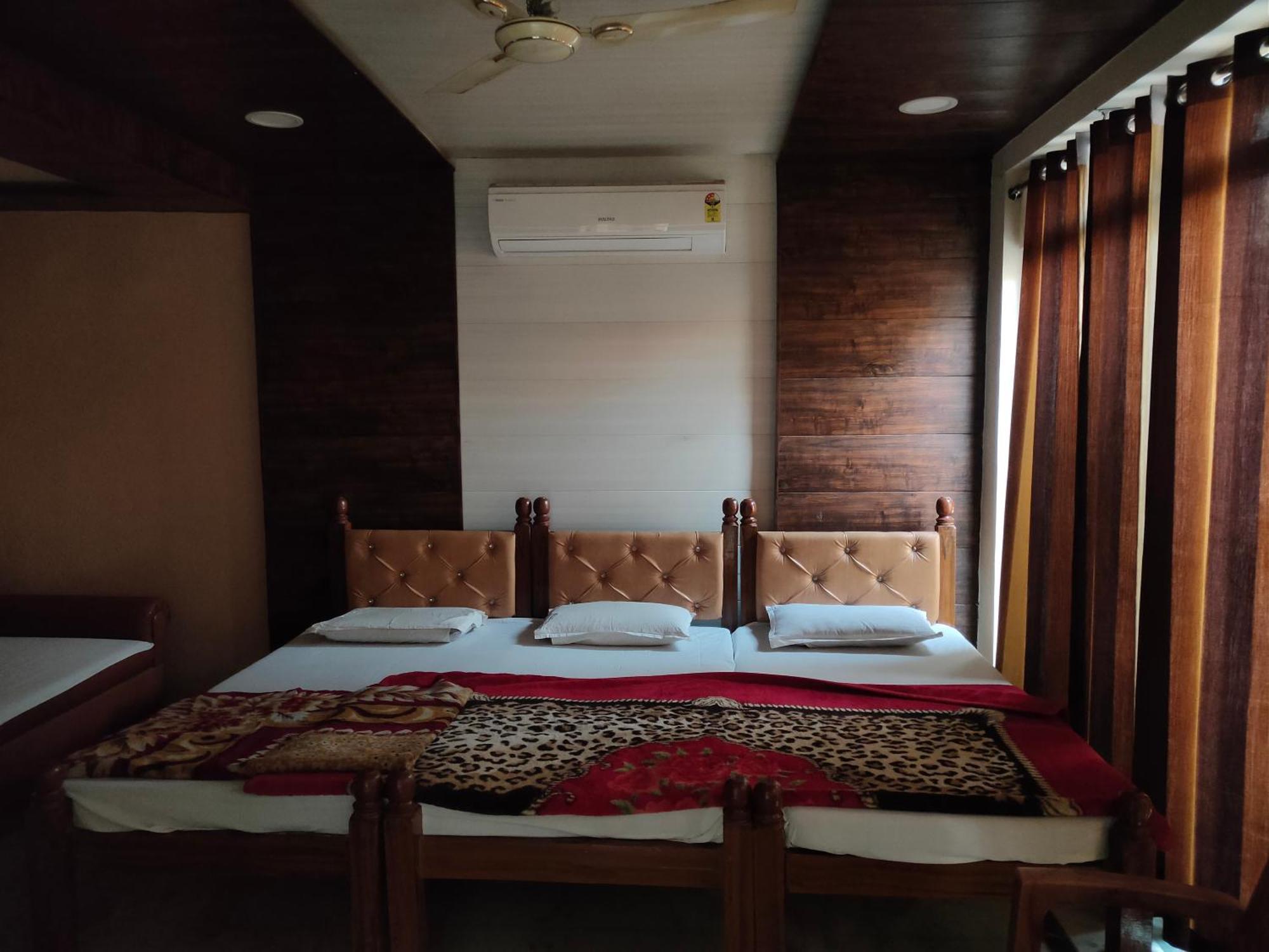 Sgh Guest House Mathura Esterno foto