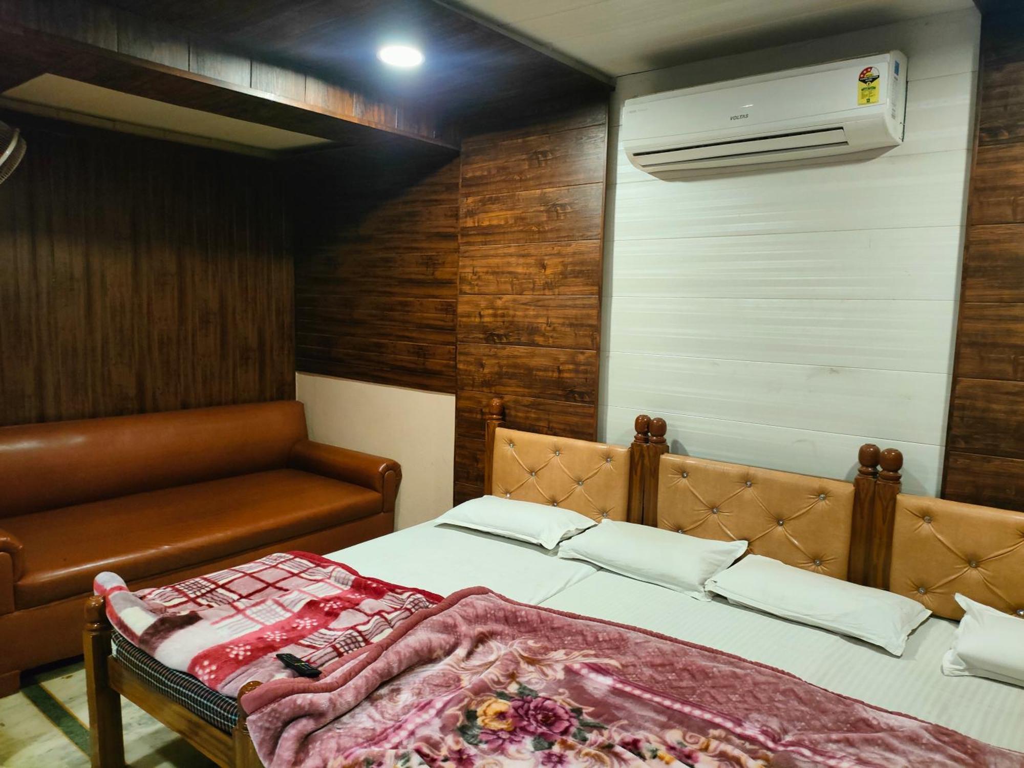 Sgh Guest House Mathura Esterno foto