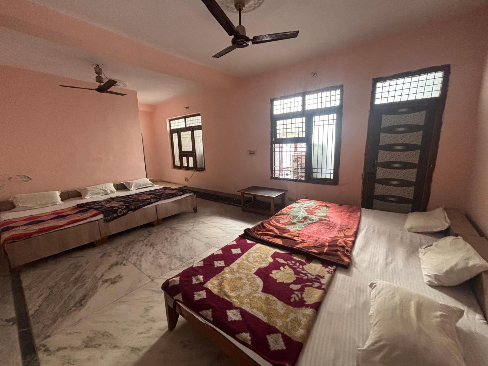 Sgh Guest House Mathura Esterno foto