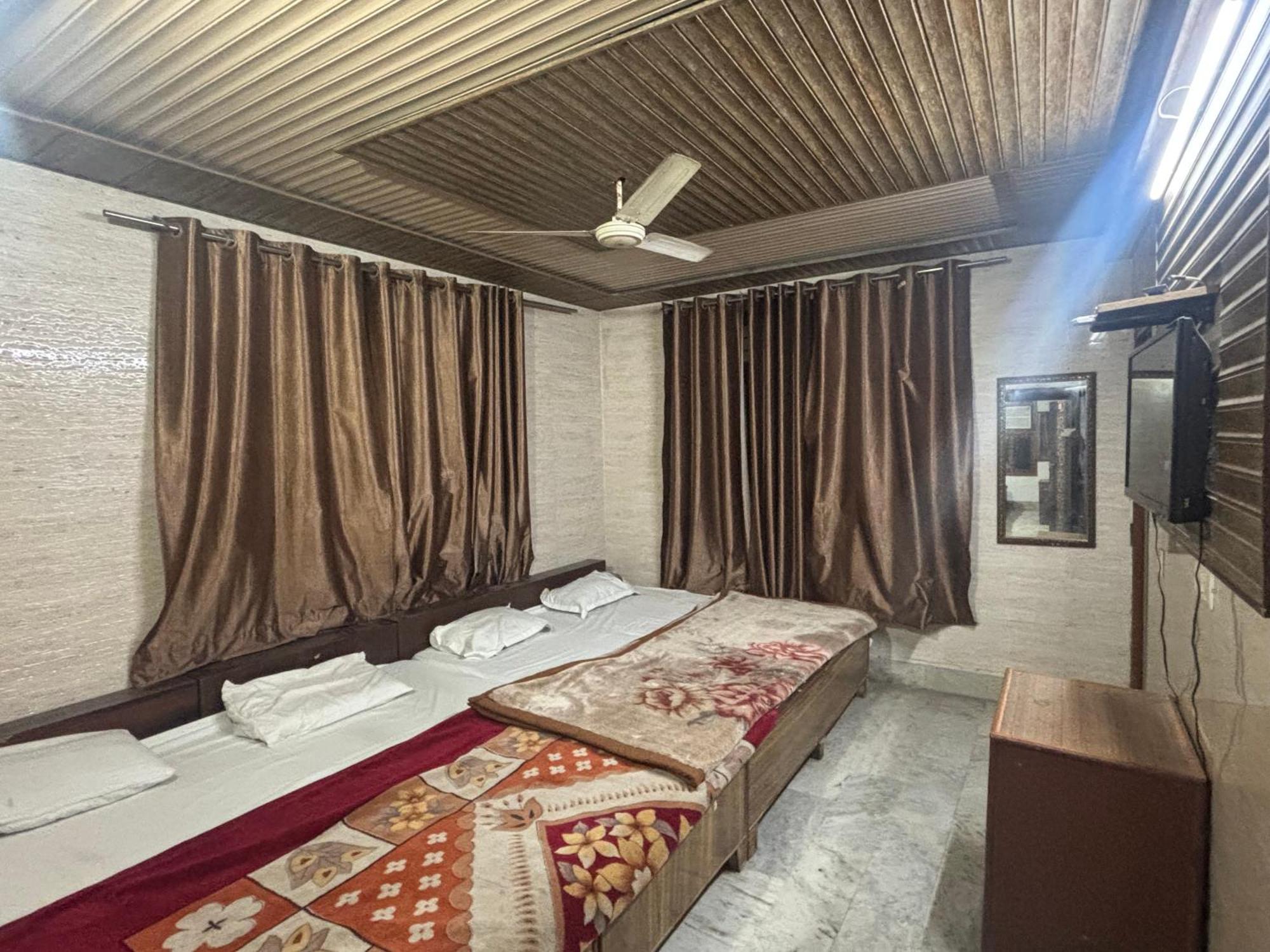 Sgh Guest House Mathura Esterno foto