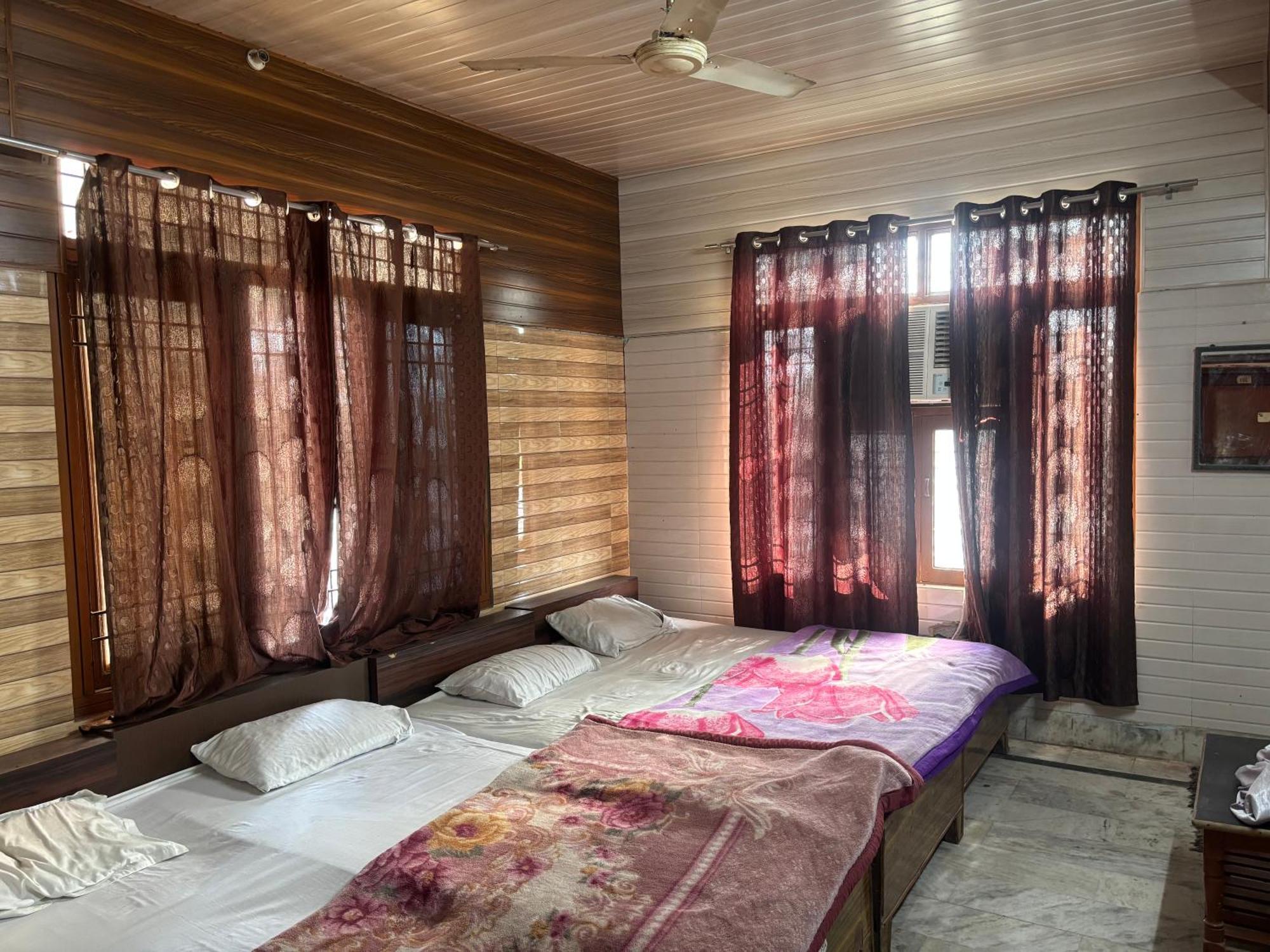Sgh Guest House Mathura Esterno foto
