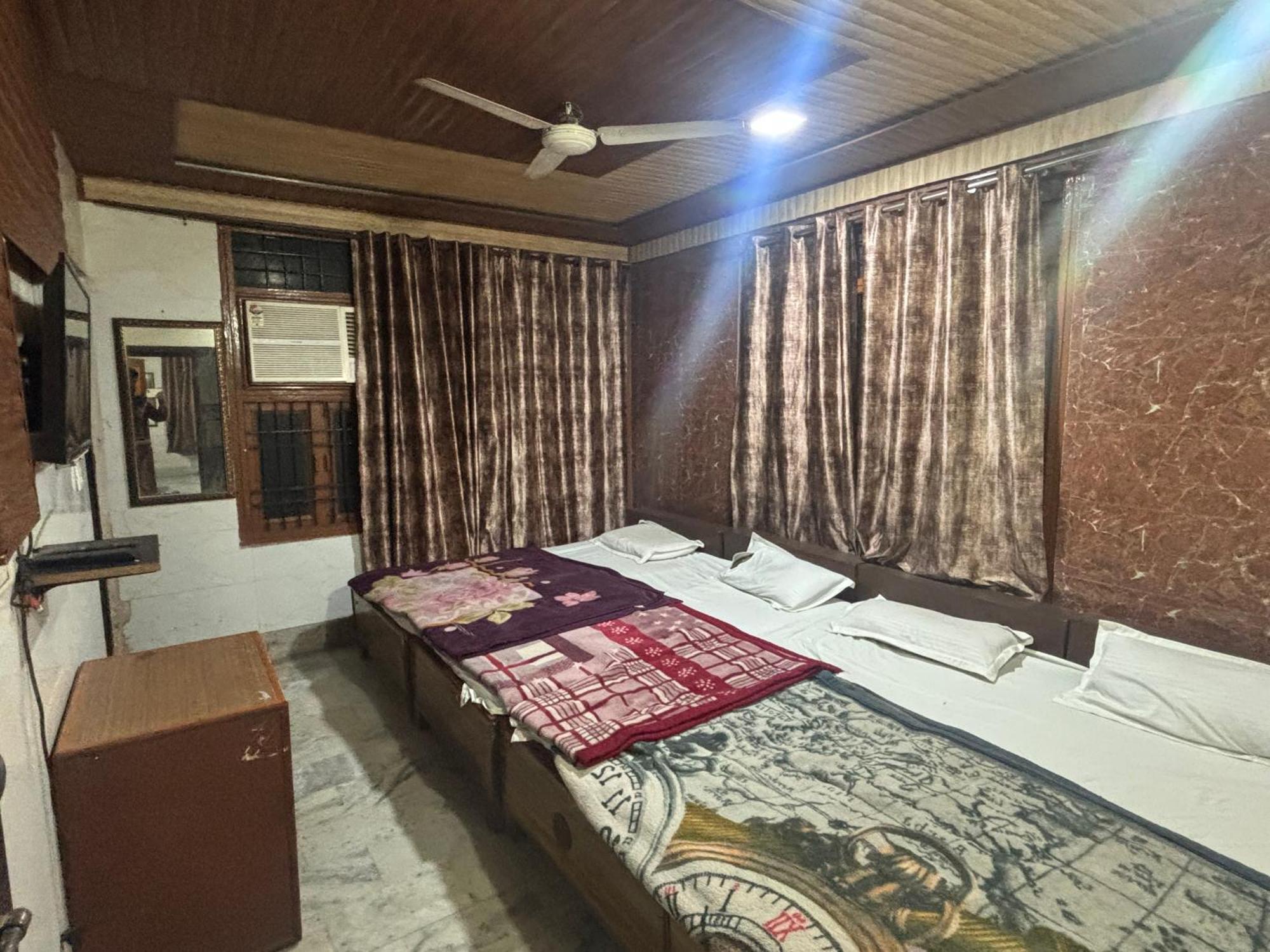Sgh Guest House Mathura Esterno foto