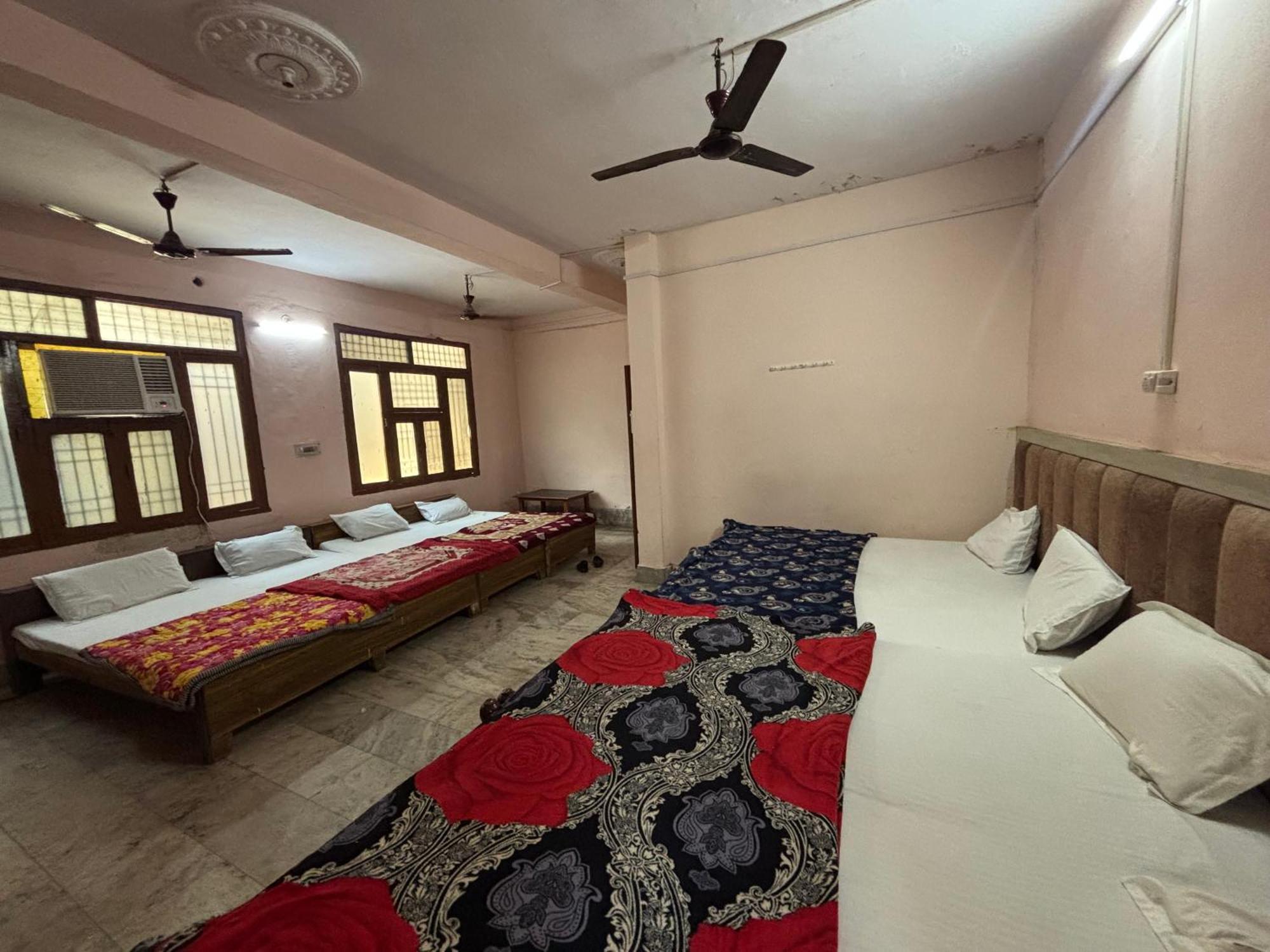 Sgh Guest House Mathura Esterno foto