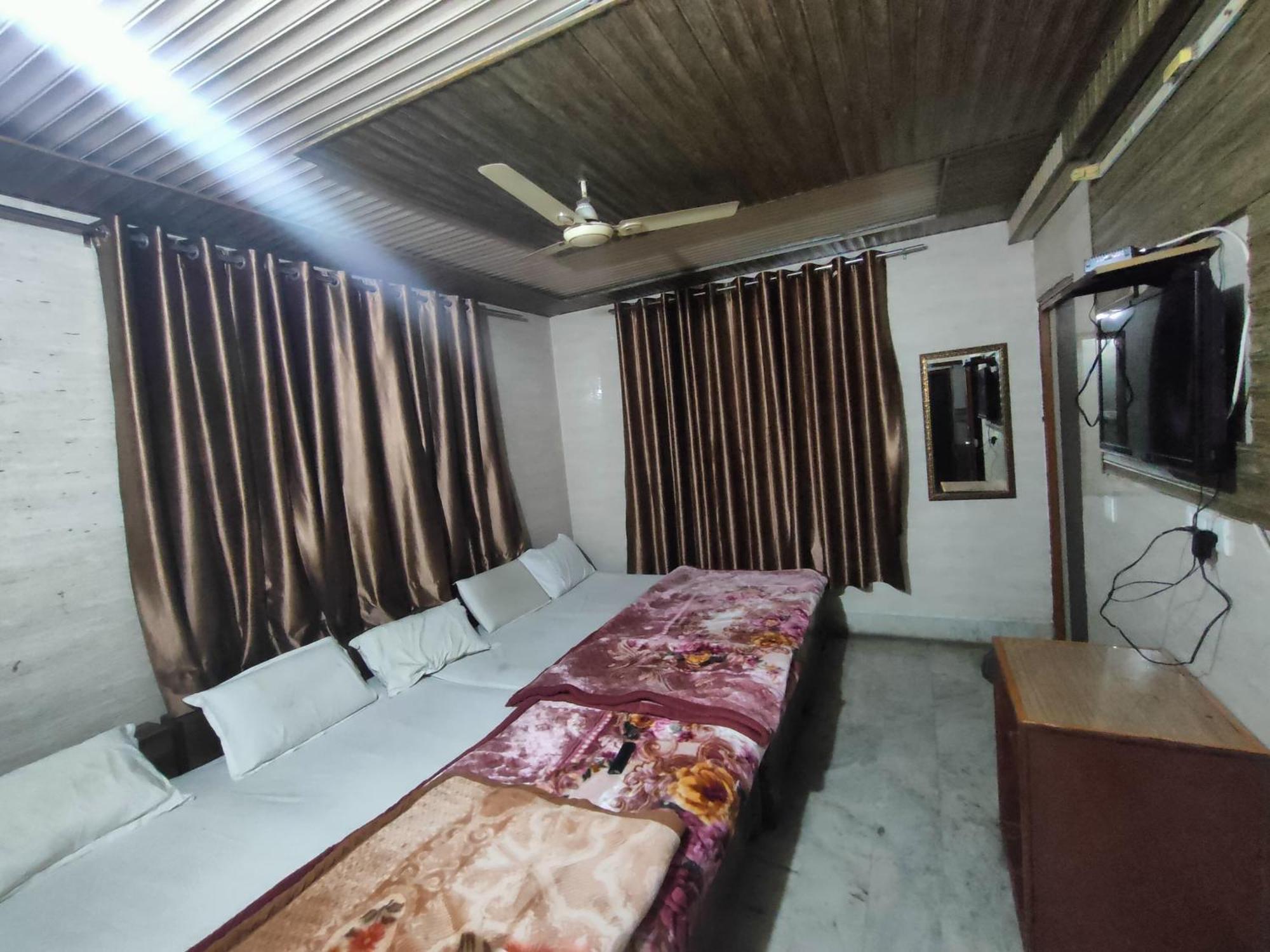 Sgh Guest House Mathura Esterno foto