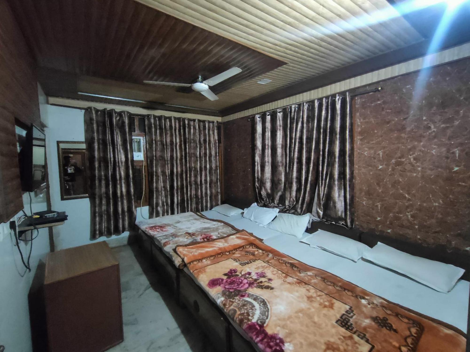 Sgh Guest House Mathura Esterno foto